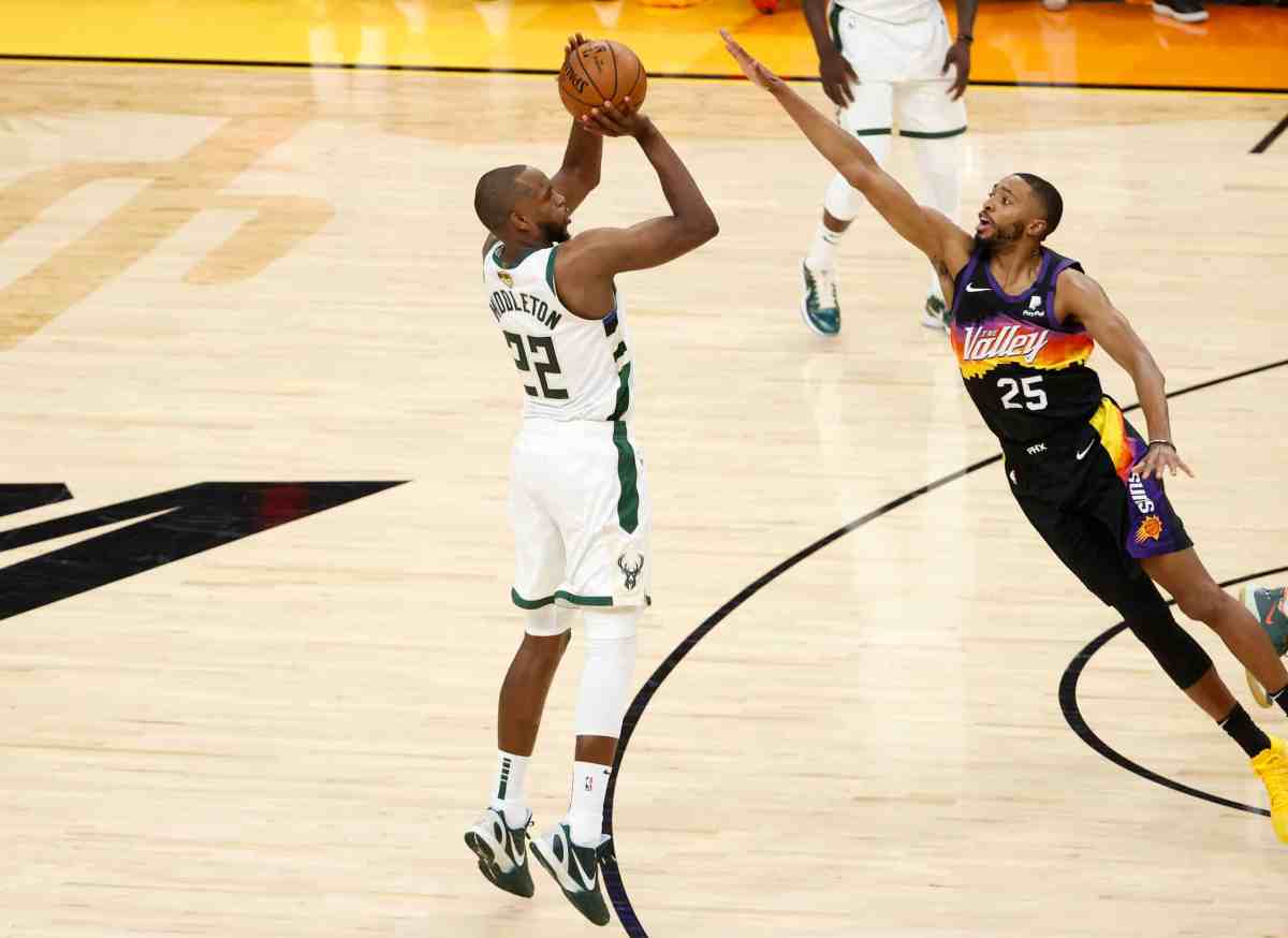 Khris middleton hawks dutton atlanta milwaukee bucks win